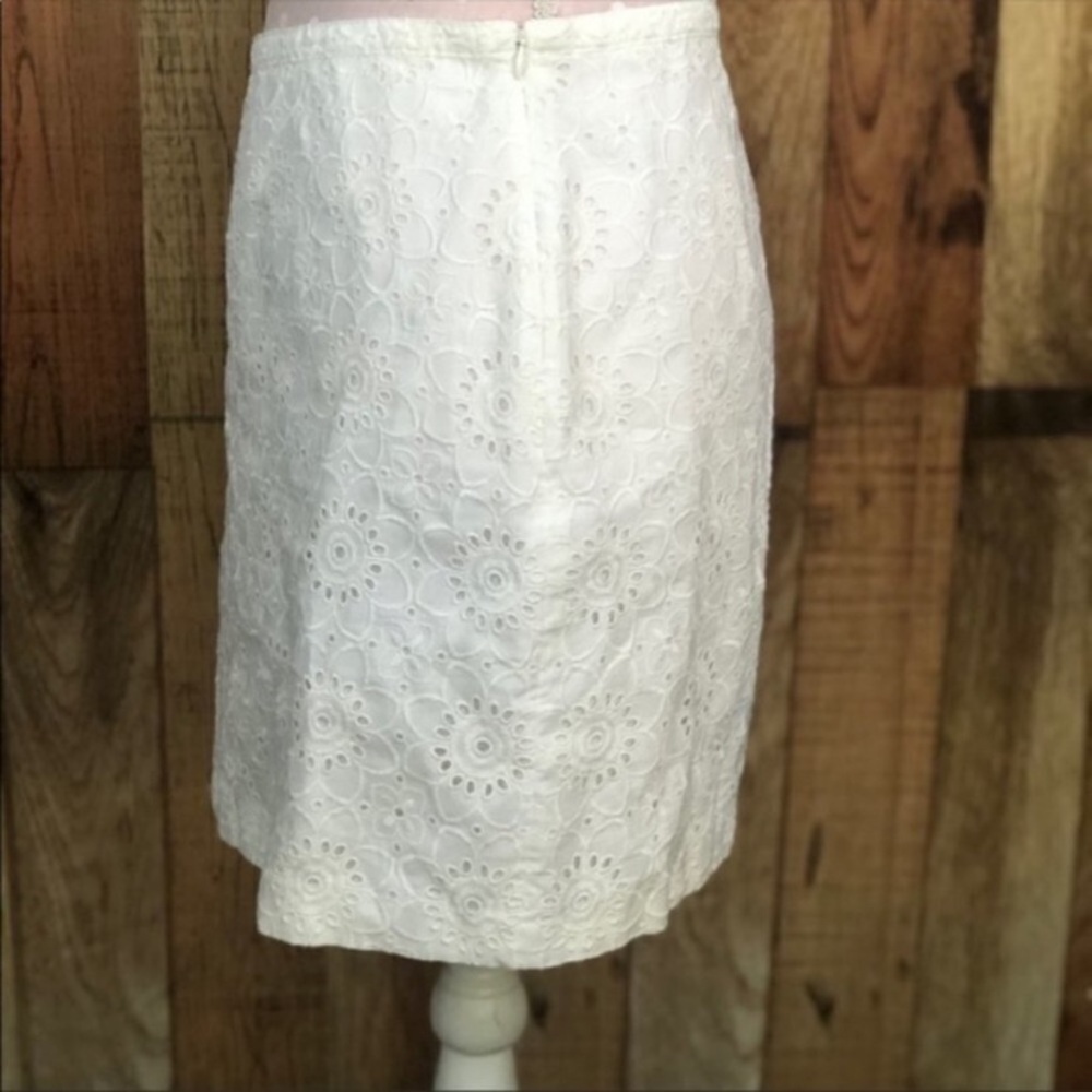 Elegant White Lace Skirt - image 3
